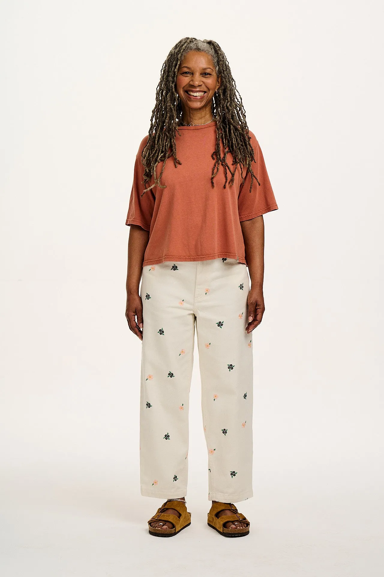 Drew - Cropped Straight Leg Twill Trousers in White with Frankie Floral Embroidery