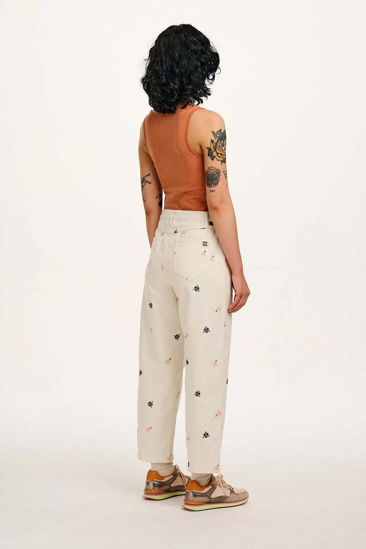 Drew - Cropped Straight Leg Twill Trousers in White with Frankie Floral Embroidery