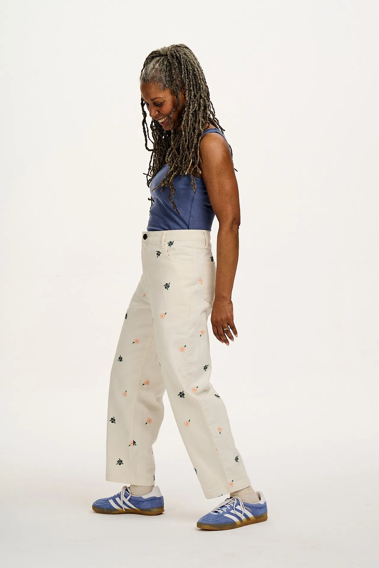 Drew - Cropped Straight Leg Twill Trousers in White with Frankie Floral Embroidery