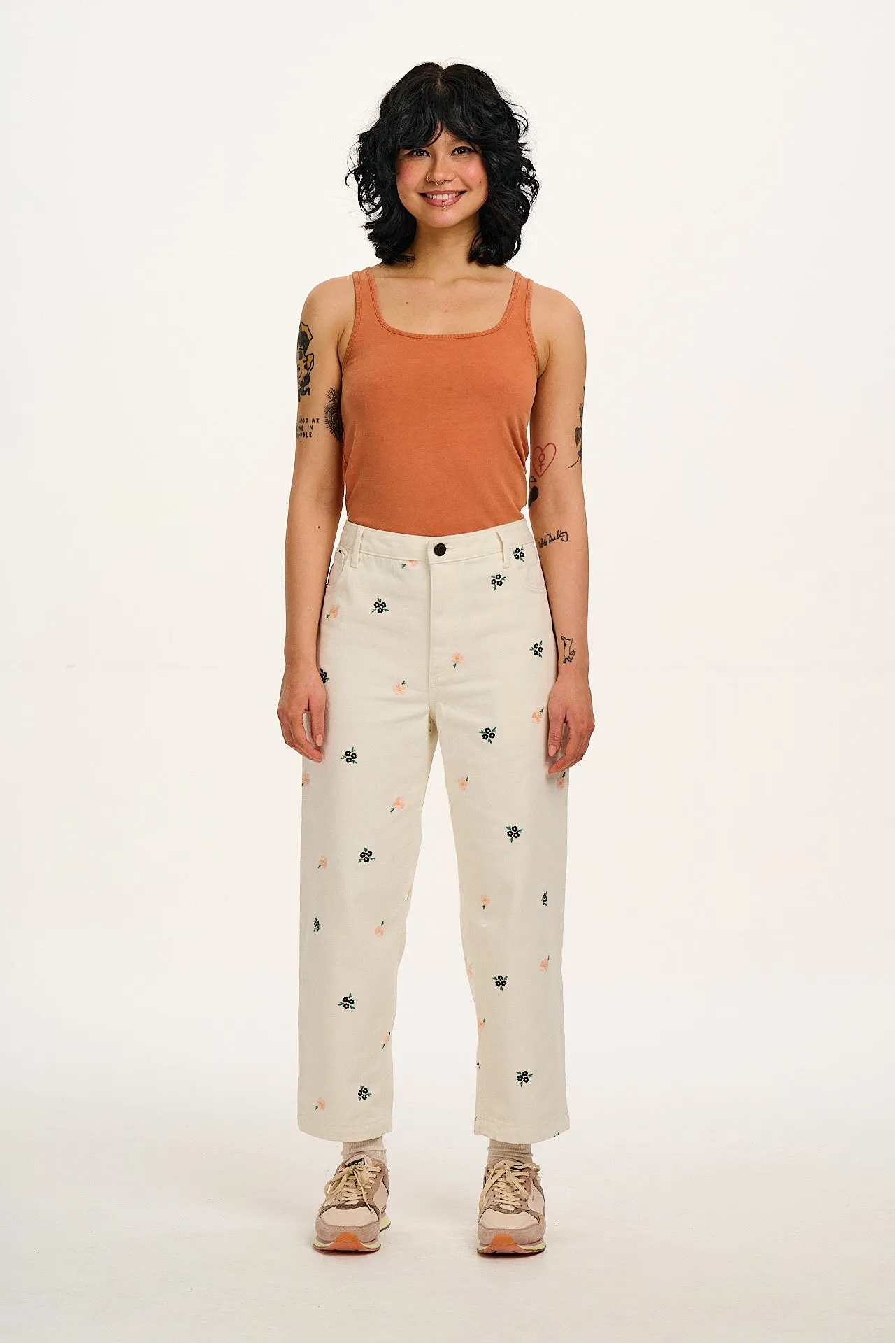 Drew - Cropped Straight Leg Twill Trousers in White with Frankie Floral Embroidery