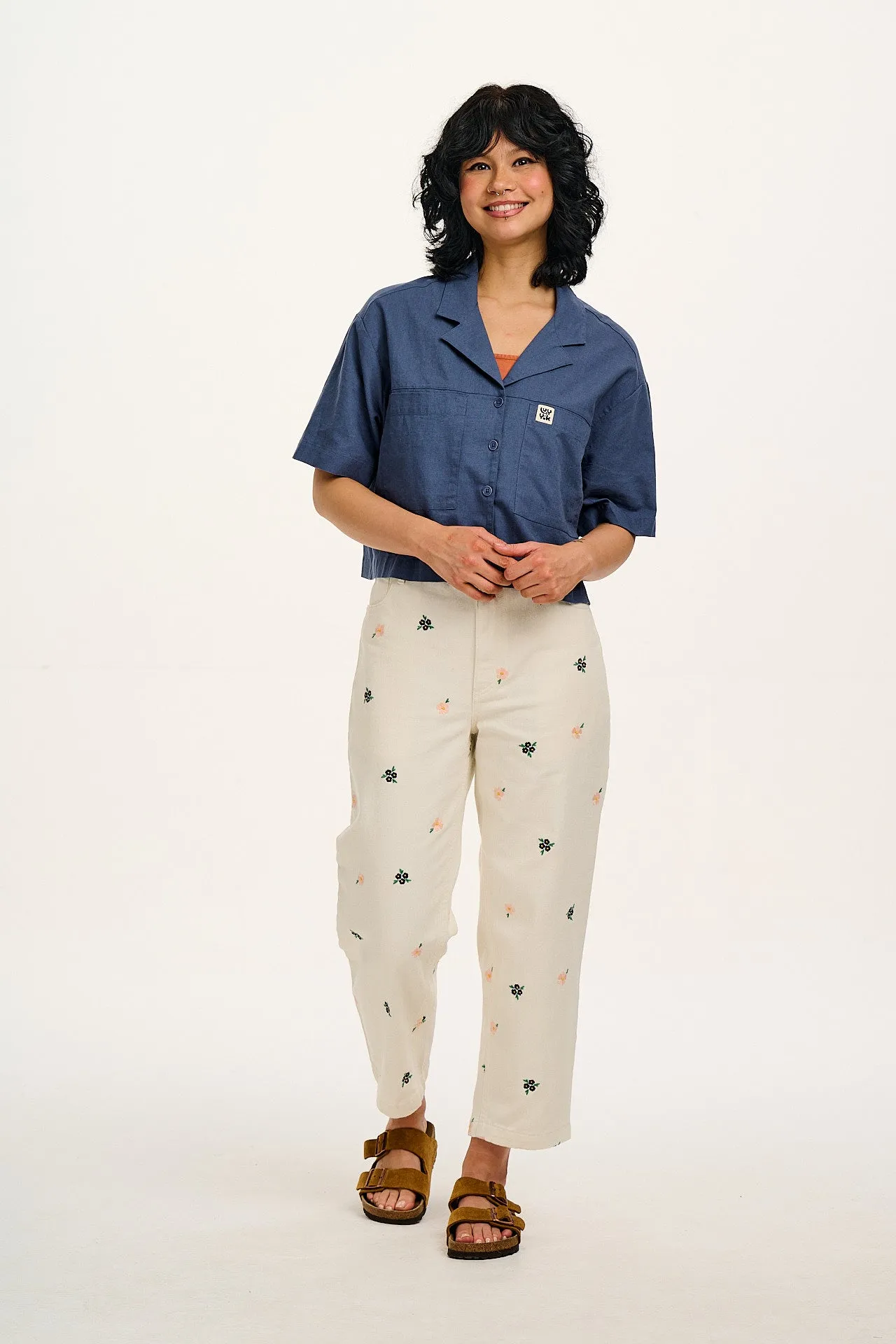 Drew - Cropped Straight Leg Twill Trousers in White with Frankie Floral Embroidery