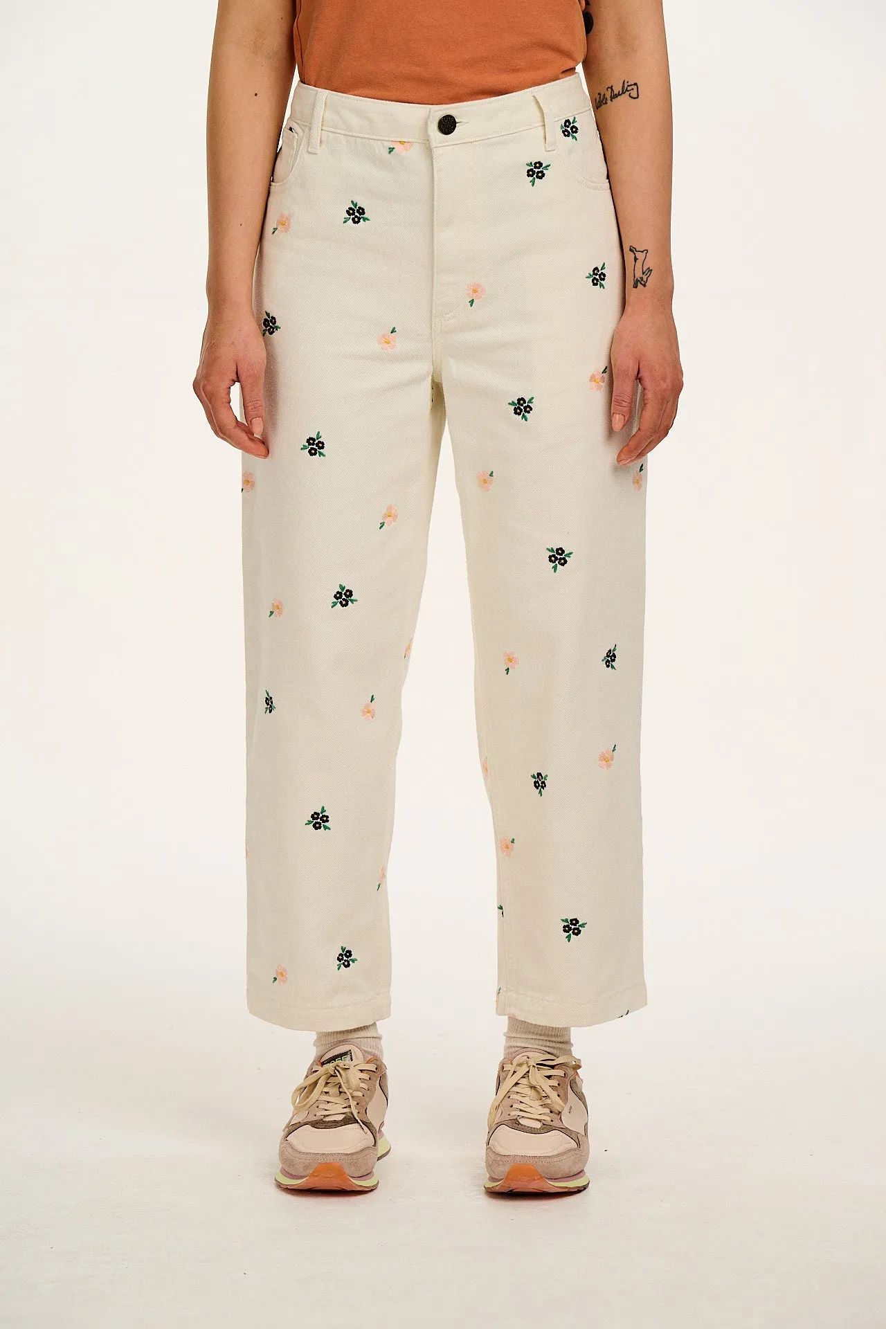 Drew - Cropped Straight Leg Twill Trousers in White with Frankie Floral Embroidery
